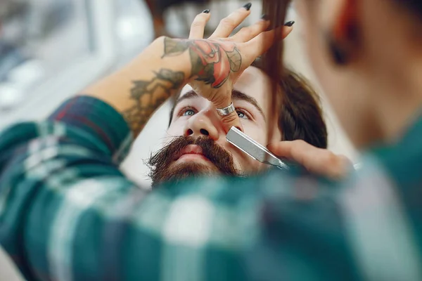 Homem elegante sentado em uma barbearia — Fotografia de Stock