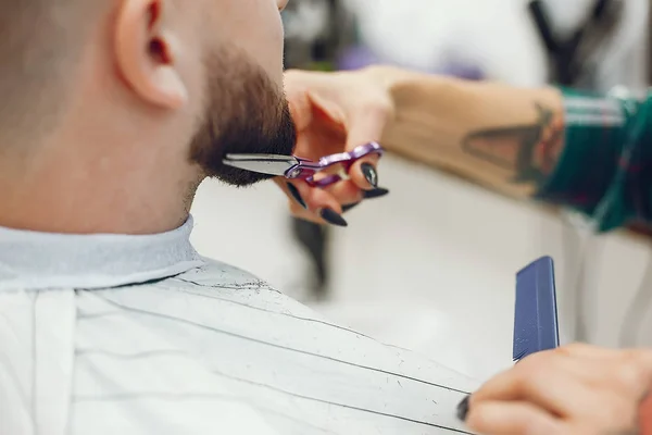 Stilvoller Mann sitzt in einem Friseurladen — Stockfoto