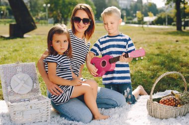 Anne ve oğlu yaz parkında oynuyorlar.