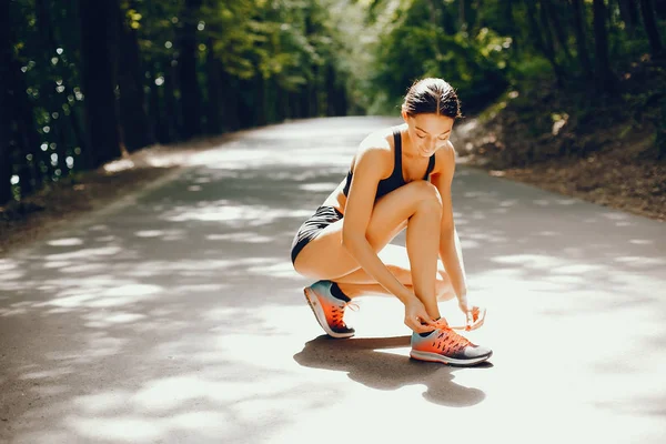 Sportovní dívka na pláži — Stock fotografie