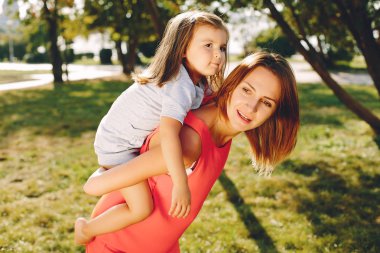 Bir yaz parkta oynayan çocuk ile anne