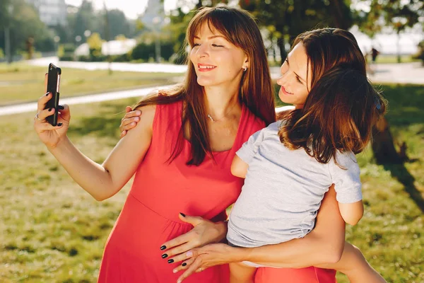 Madre con bambino che gioca in un parco estivo — Foto Stock