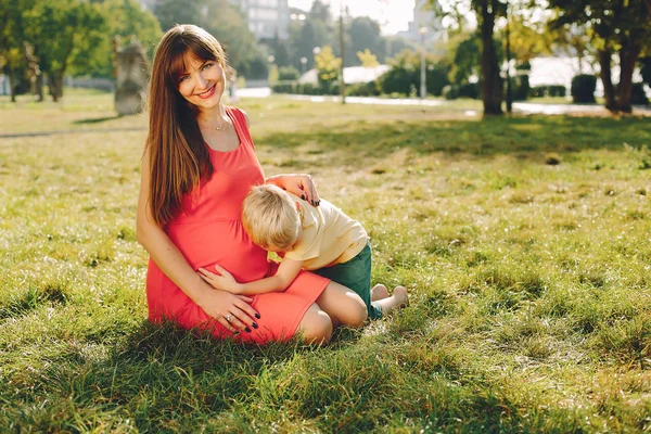 Bir yaz parkta oynayan çocuk ile anne — Stok fotoğraf