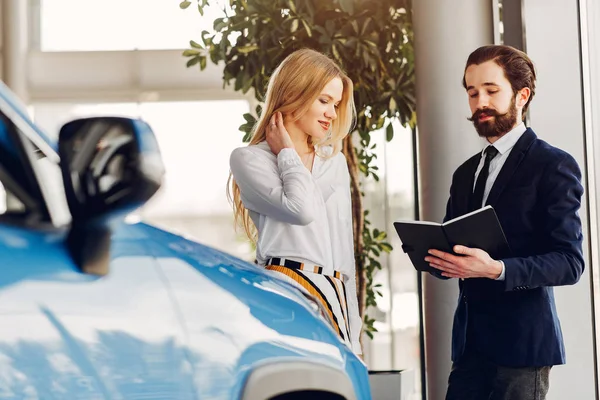 Mujer con estilo y elegante en un salón de coches —  Fotos de Stock