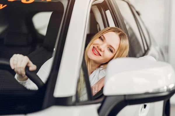 Stílusos és elegáns nő egy autó szalonban — Stock Fotó