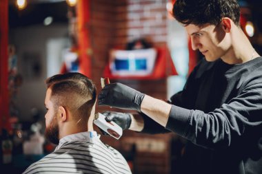 Berber dükkanında oturan şık bir adam.