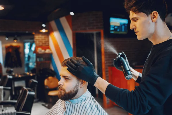 Stilvoller Mann sitzt in einem Friseurladen — Stockfoto