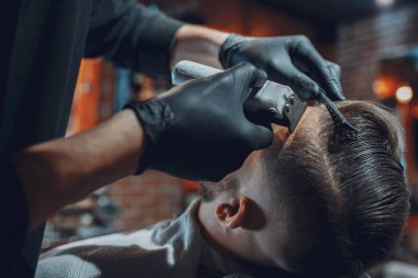 Berber dükkanında oturan şık bir adam.