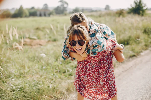 Famiglia carina ed elegante in un campo estivo — Foto Stock