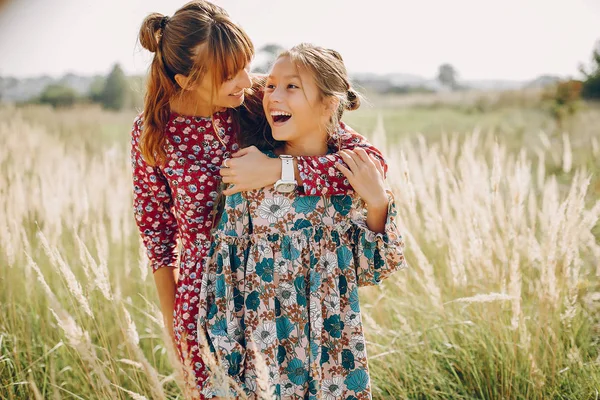 Famiglia carina ed elegante in un campo estivo — Foto Stock