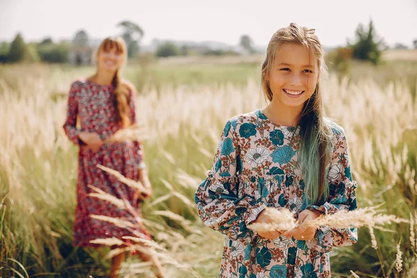 Leuke en stijlvolle familie in een zomer-veld — Stockfoto