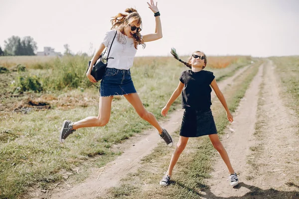 Familia linda y elegante en un campo de verano —  Fotos de Stock