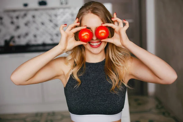 Ragazza sportiva in cucina con verdure — Foto Stock