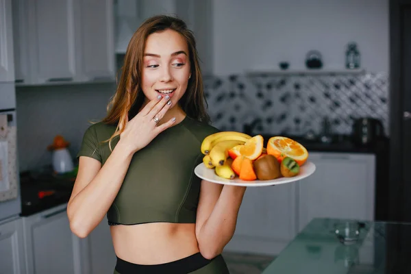 Спортивна дівчина на кухні з овочами — стокове фото