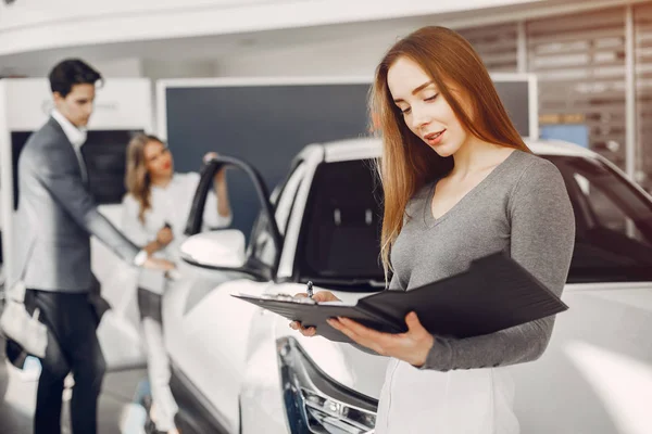 Due donne alla moda in un salone di auto — Foto Stock