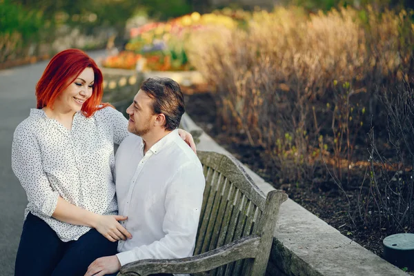 Eleganta familjen i en park — Stockfoto