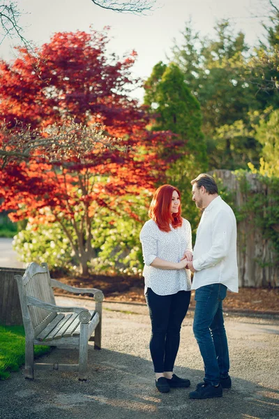 Eleganta familjen i en park — Stockfoto