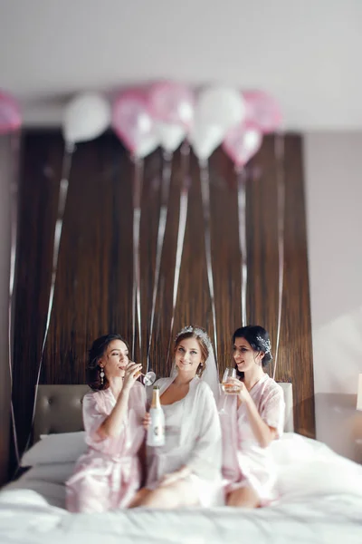 Bruid met bruidsmeisje — Stockfoto