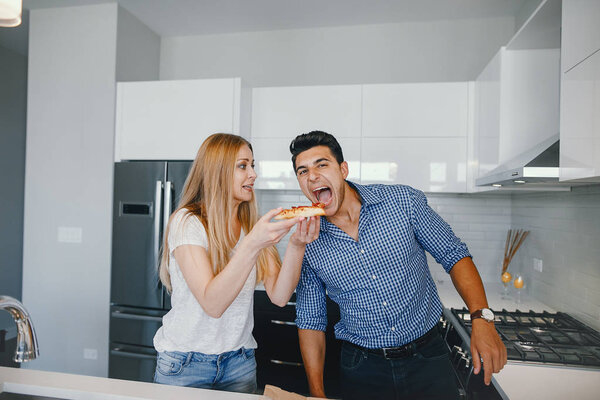 пара ест пиццу
