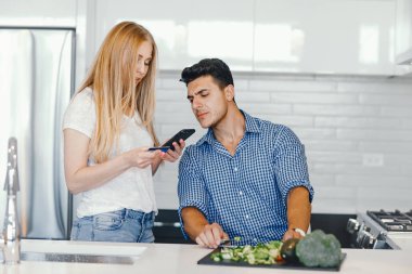 Çift evde bir mutfak