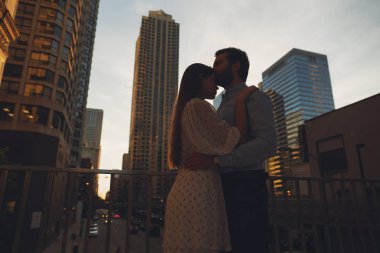 bir şehirde zarif çift