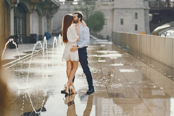 Pareja elegante en una ciudad — Foto de Stock