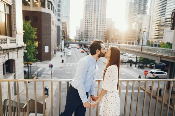 Casal elegante em uma cidade — Fotografia de Stock