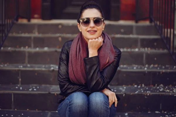 Beautiful young girl in Chicago, beautiful weather — Stock Photo, Image