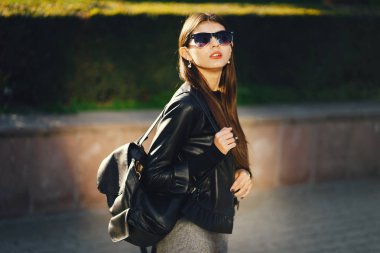 Şık bir kız şehirde yürüyor