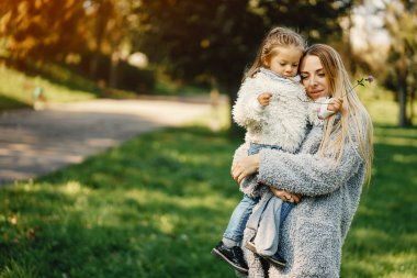 yürümeye başlayan çocuk ile genç anne