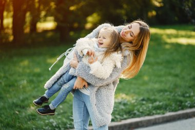 yürümeye başlayan çocuk ile genç anne
