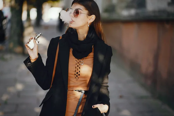 Stílusos lány dohányzik egy e-cigaretta — Stock Fotó