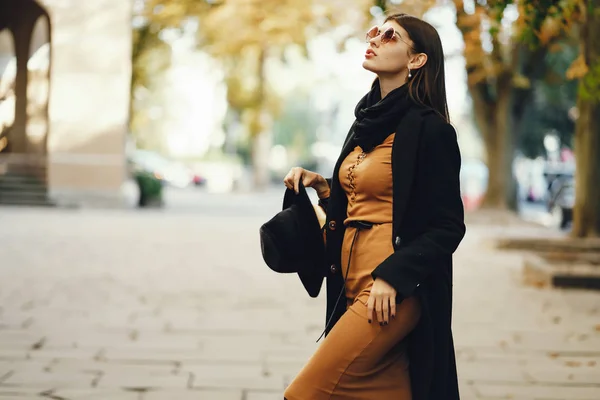 Menina elegante andando pela cidade — Fotografia de Stock