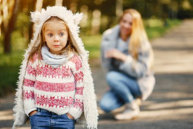 yürümeye başlayan çocuk ile genç anne