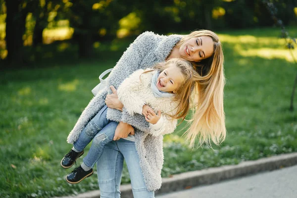 Ung mamma med barn — Stockfoto