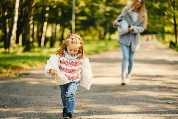 Junge Mutter mit Kleinkind — Stockfoto