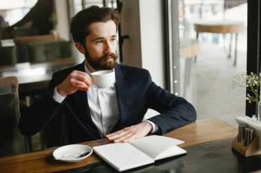 Ofiste çalışan şık bir işadamı.