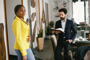 Ortağıyla aynı ofiste çalışan şık bir işadamı.