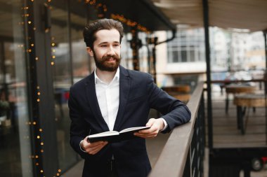 Ofiste çalışan şık bir işadamı.