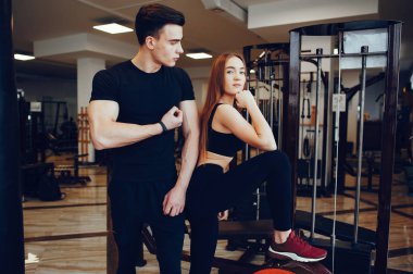 Bir sabah spor salonunda spor çift