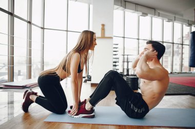 Bir sabah spor salonunda spor çift