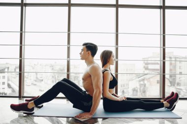 Bir sabah spor salonunda spor çift