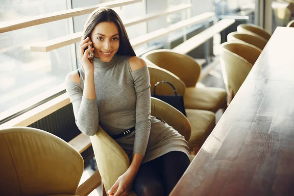 Moda chica joven sentada en un café —  Fotos de Stock