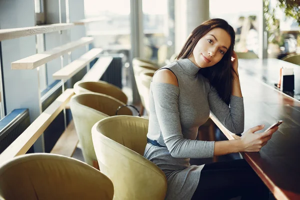 Moda chica joven sentada en un café —  Fotos de Stock