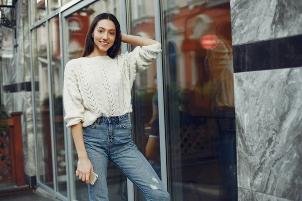 Fashion girl standing in a summer city — Stock Photo, Image