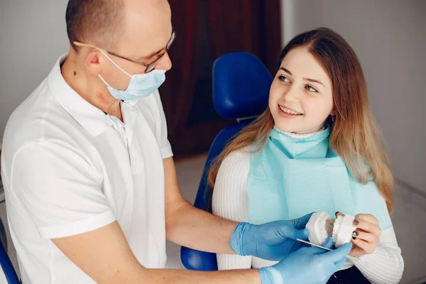 Bella ragazza seduta nello studio dentistico — Foto Stock