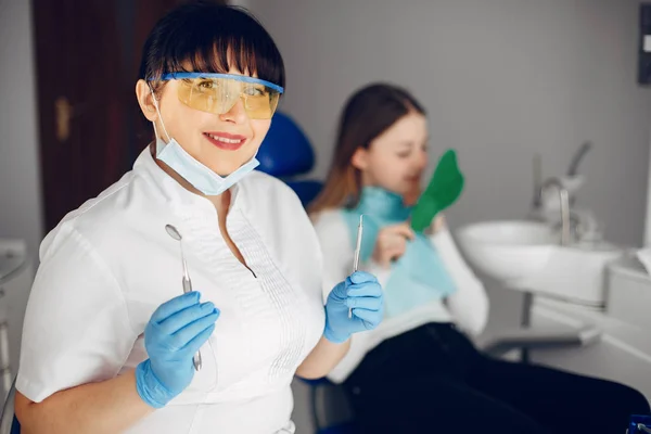 Bella ragazza seduta nello studio dentistico — Foto Stock