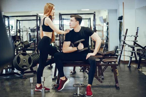 Couple sportif dans une salle de gym du matin — Photo