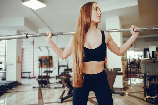 Ragazza sportiva in una palestra del mattino — Foto Stock