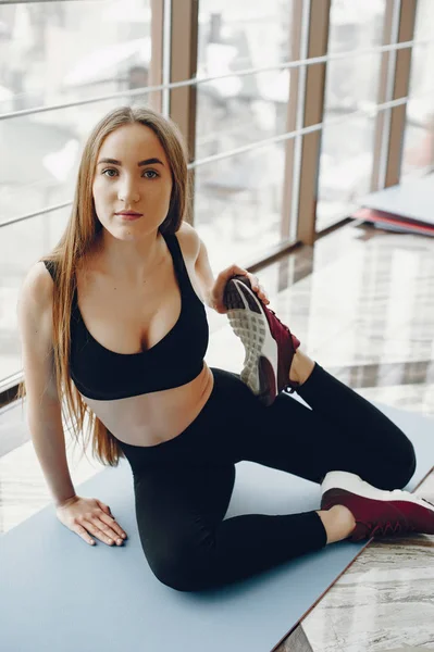 Sport meisje in een ochtend Gym — Stockfoto